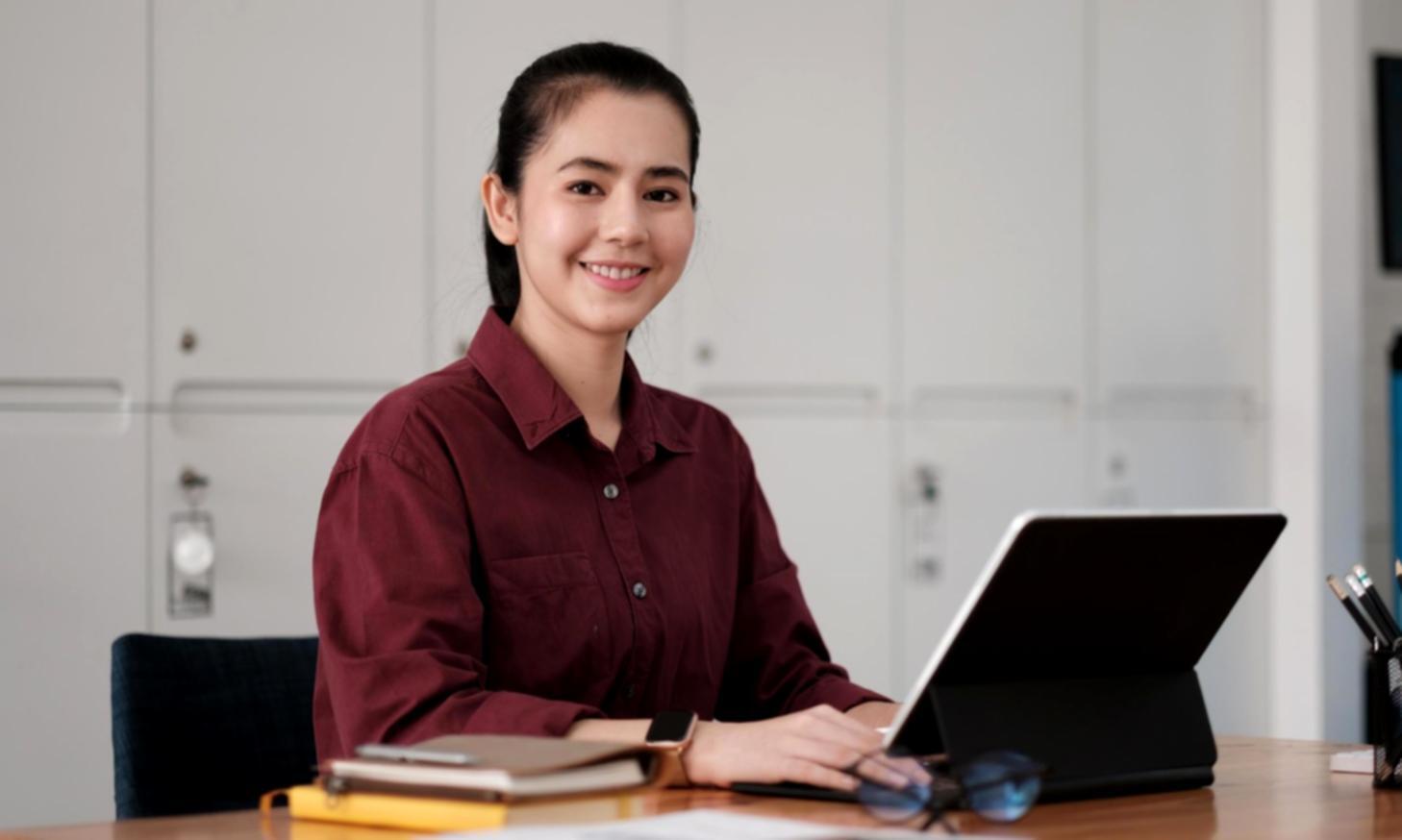 Modernes Büro von velqorenta mit Arbeitsplätzen für Finanzberater