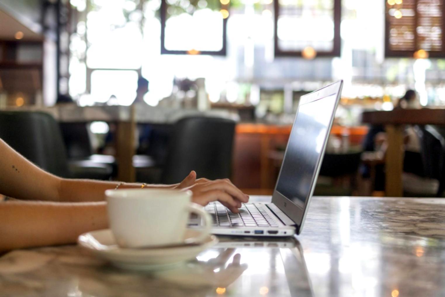 Entspannte Beratungsatmosphäre in modernem Büro